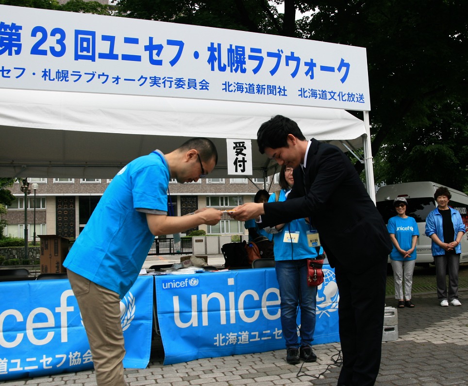 http://www.unicef-hokkaido.jp/img/%E9%81%93%E6%96%B0%E3%81%95%E3%82%93.jpg