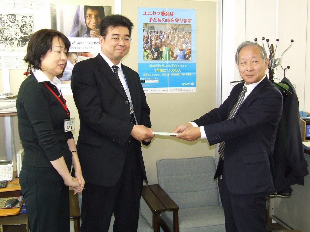 http://www.unicef-hokkaido.jp/img/2006bokinnozouteisiki_coopsappororoudoukumiai.jpg