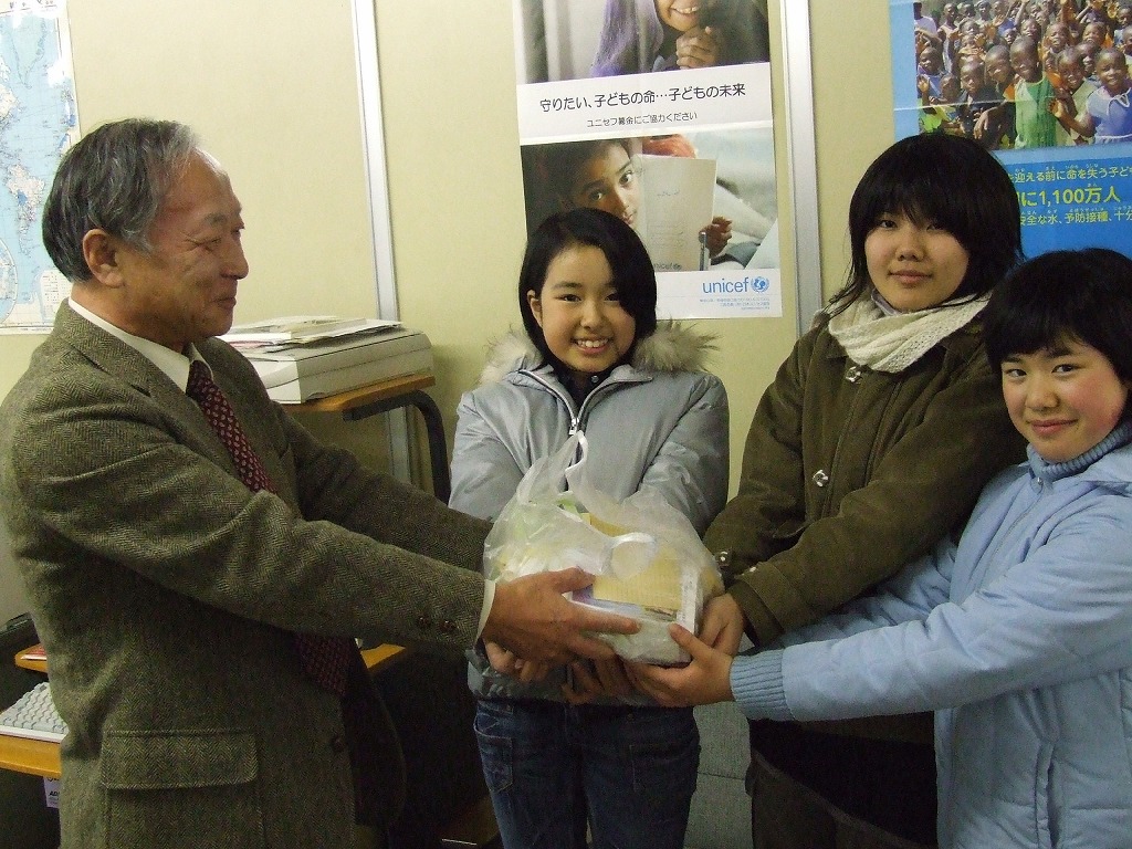 http://www.unicef-hokkaido.jp/img/2006bokinnozouteisiki_hasamusyougakou.jpg