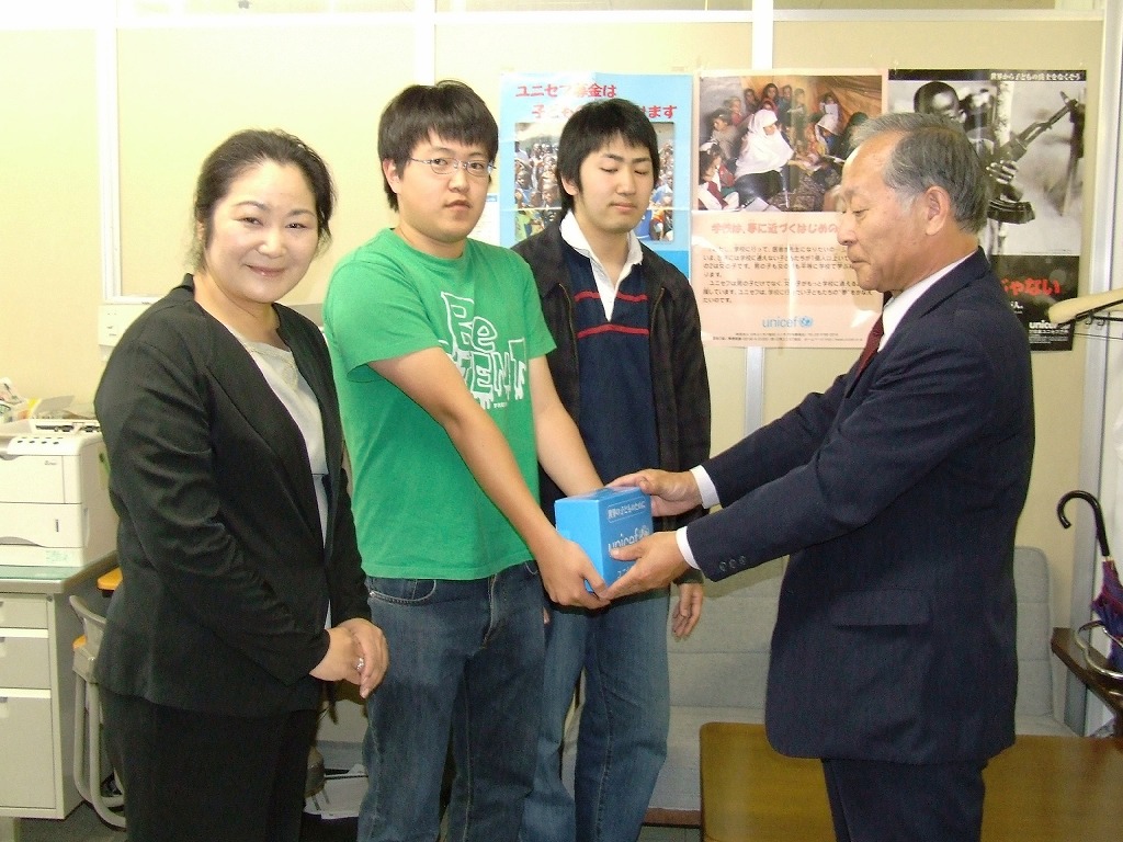 http://www.unicef-hokkaido.jp/img/2006bokinnozouteisiki_kokusaidaigaku.jpg