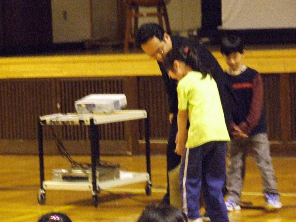 http://www.unicef-hokkaido.jp/img/20080520mizugame_motiagerarezu_sennsei_tedasuke.jpg