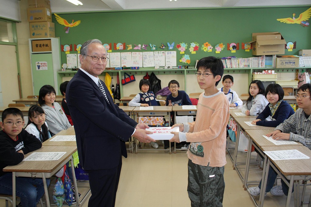 http://www.unicef-hokkaido.jp/img/20090305heiwadoorisyougakkou.jpg