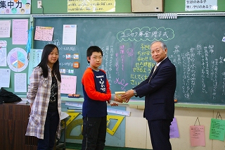 http://www.unicef-hokkaido.jp/img/20110221heiwadoorisyougakkou1.jpg